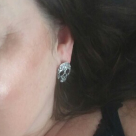 (F2) Skull Earrings - Picture 8 of 8